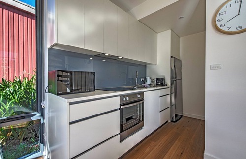 Coles Bay Apartment | In the heart of town, ocean & mountain views, opposite waterfront. Free wifi.