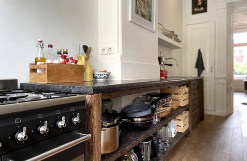 Museum Quarter Apartment | In the tree lined streets of Amsterdam-A stones throw from Vondelpark