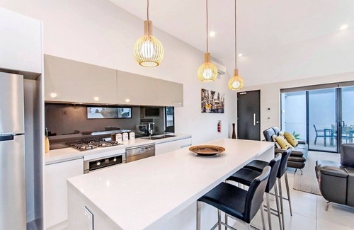 Port Fairy Apartment | In the very heart of Port Fairy - Chimneys on Bank