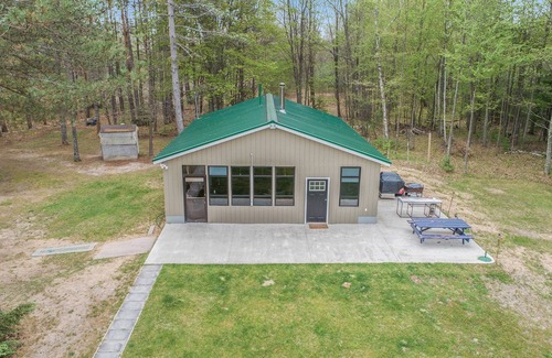 Free Soil House | In The Woods - Pet Friendly Waterfront