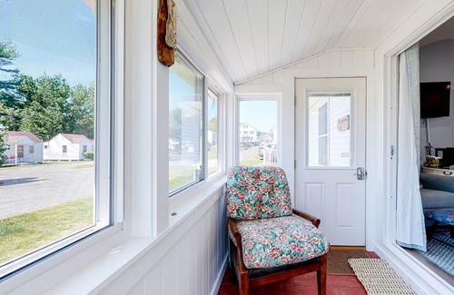 Wells Cottage | In-town cottage near the beach with marsh view, AC, saltwater pool, & hot tub