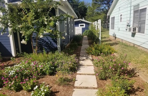 Fredericksburg Cottage | In Town. Pet Friendly. Quiet Neighborhood. Queen Bed. Perfect Getaway!