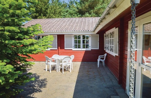 Brovst House | In Tranum you can hardly stay closer to the beach than in this pool house.