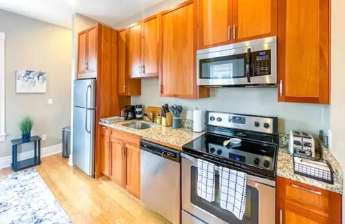The Hill Apartment | In unit washer & dryer, AC, w/ Netflix & Disney+