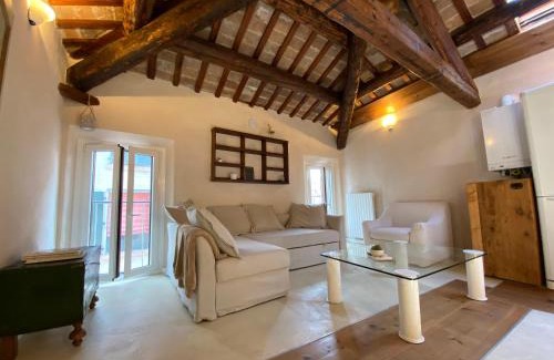 Ferrara Historic Centre Apartment | InCastrum - la soffitta in centro