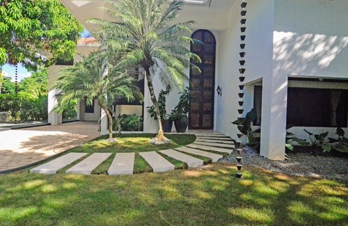 Rancho Arriba Villa | Includes pool & jacuzzi, maid, cook, golf cart and free wifi! 5 mins. from Hotel