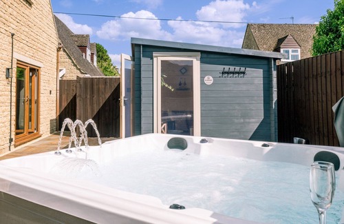 Bourton-on-the-Water Cottage | Incredible dog friendly holiday home in the Cotswolds with a hot tub - Puddleduck House