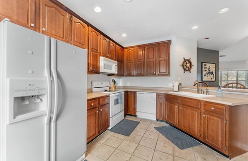 Hollister Condo | Incredible 2 bed/2 bath penthouse condo scenic natural views