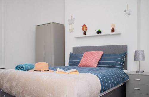 Anfield Apartment | Incredible 4BR House in LFC