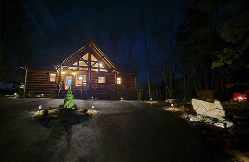 Morganton Cabin | Incredible firepit, luxurious cabin, indoor&outdoor fireplaces. Minutes to town.