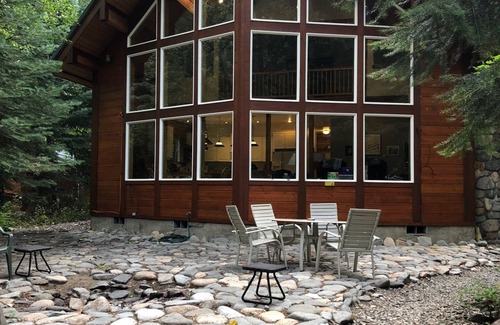 Mazama House | Incredible Mountain Log Home on Methow River