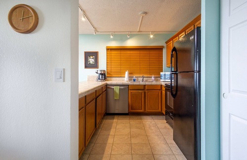 Historic Kailua Village Condo | Incredible & Spacious Oceanfront Condo 🏝️ Walking Distance to Beach and Town!🩴 Kona Reef D-8