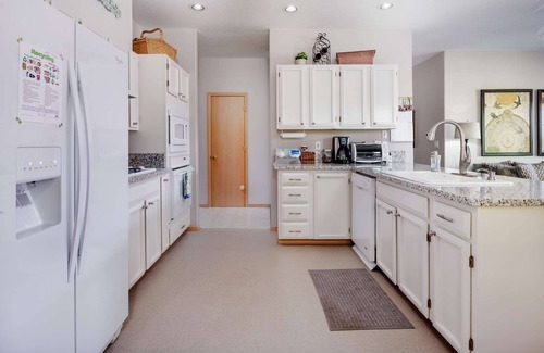 Beaverton House | Incredible Suburban Escape, Open Floor Plan With Wooded Patio, 20 Min to Downtown, Close 2 Vineyards