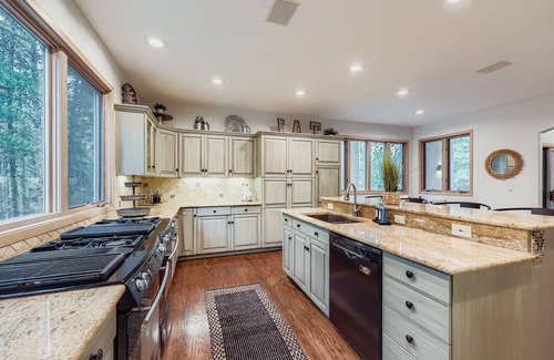 Colorado Springs House | Incredible Views ~ 6BR ~ Sleeps 20 + Hot Tub, Game Room, Theatre, Gym