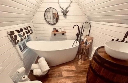 Pontsticill Cabin | Incredible Views | Outdoor Bathtub | Custom Design