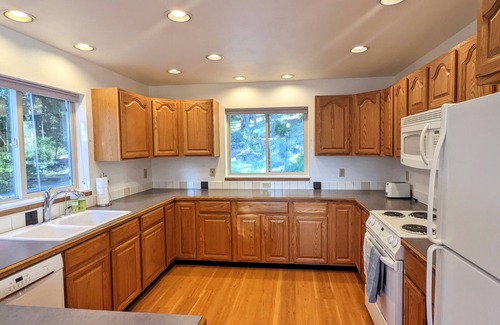 Eastsound Villa | Incredible Views | 3bd Villa/Ping pong, Garden, 1 mile from Beach!