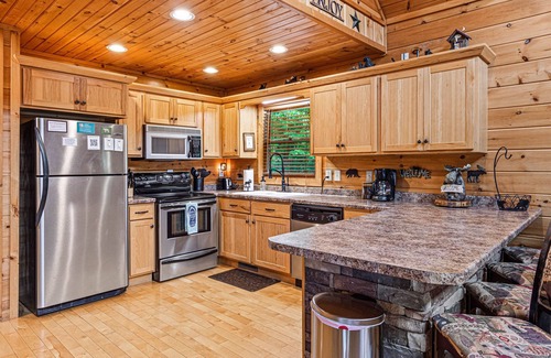Blue Ridge Cabin | Incredible Views! Pet Friendly, Hot Tub, Fire Pit, Close to Lake!