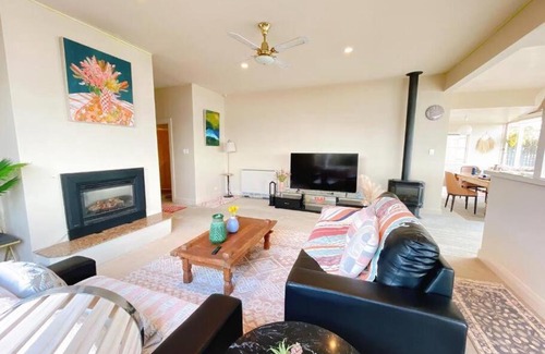 Sandy Bay Villa | Incredible Waterview - 4 Bedroom Hobart Waterside Cottage