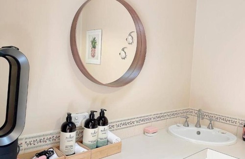 Sandy Bay Villa | Incredible Waterview - 4 Bedroom Hobart Waterside Cottage