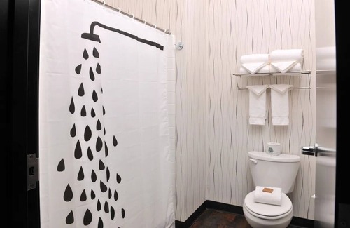 Independence Hotel | Independence Modern Lodge Retreat: Heated Pool & Whiskey Bar | 3 Units