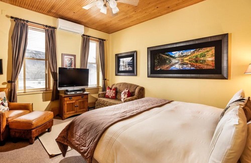 Downtown Hotel | Independence Square Unit 309, Downtown Hotel Room with A/C in Aspen, Wet Bar & More