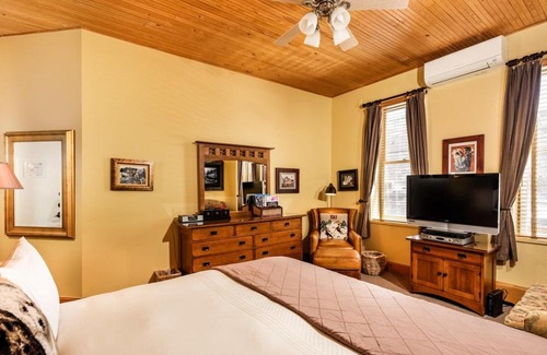 Downtown Hotel | Independence Square Unit 309, Downtown Hotel Room with A/C in Aspen, Wet Bar & More