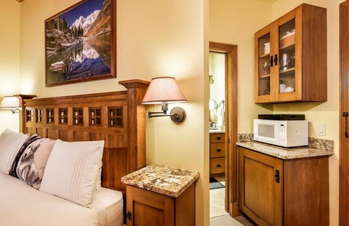 Downtown Hotel | Independence Square Unit 309, Downtown Hotel Room with A/C in Aspen, Wet Bar & More