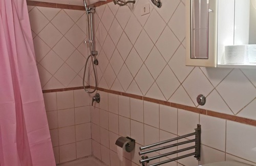 Campagnano di Roma Apartment | INDEPENDENT APARTMENT FOR 2 PEOPLE IN BEAUTIFUL ESTATE NEAR THE LAKE