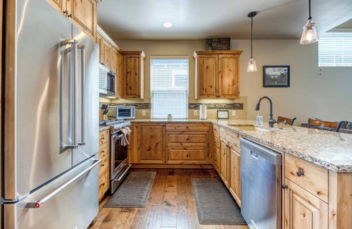 Redmond House | Indoor Pool ⭑ Bikes + Trails ⭑ Loft ⭑ Patio ⭑ WiFi ⭑ Golf & Sports Center Nearby