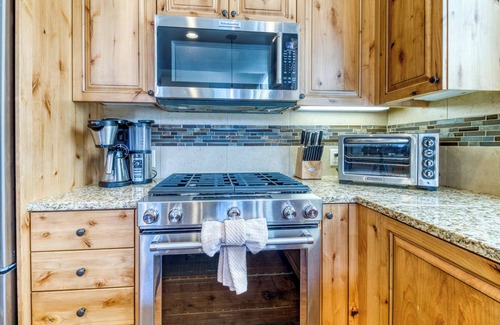 Redmond House | Indoor Pool ⭑ Bikes + Trails ⭑ Loft ⭑ Patio ⭑ WiFi ⭑ Golf & Sports Center Nearby
