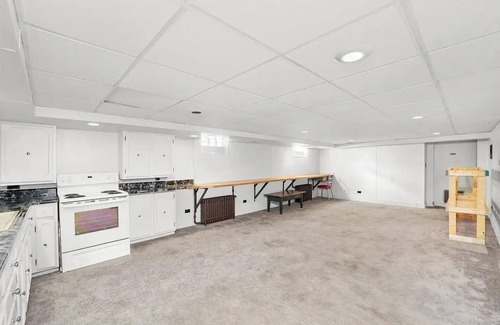 Ottawa House | Indoor pool, Hot Tub, Sauna, Sleeps 13, 4B4Ba, Walk to Downtown Ottawa & River