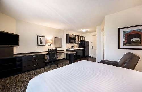 Waukegan Resort | Indulge in Comfort and Convenience! 2 Modern Units, Full Kitchen, Pet-friendly!