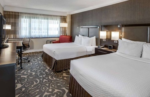 Los Angeles Resort | Indulge in Home-Like Comfort! 3 Comfortable Units, Pets are Allowed, Shuttle!