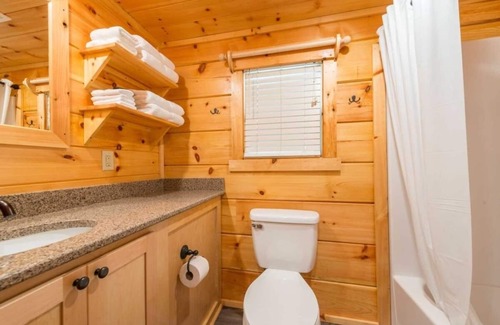Bryan Cabin | Indulge in Home-Like Comfort! Full Kitchen, Pool, Short Drive to Kyle Field
