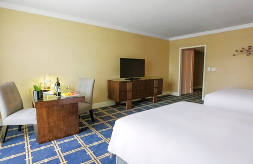 Sunnyvale West Hotel | Indulge in Home Like Comfort! 2 Pet-friendly Units, Free Parking, Onsite Pool
