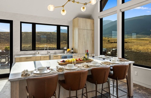 Pray House | Indulge in the Ultimate Western Retreat: Ideal location close to adventures