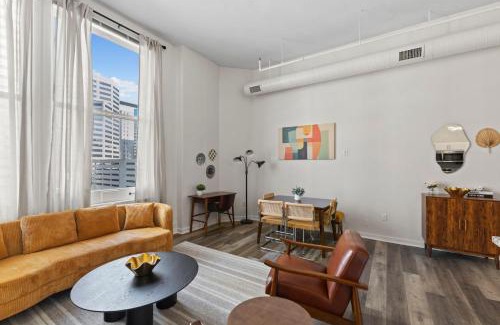 Mile Square Apartment | Indy Urban Nest - Sleeps 8 - Skywalk Access - Convention Center