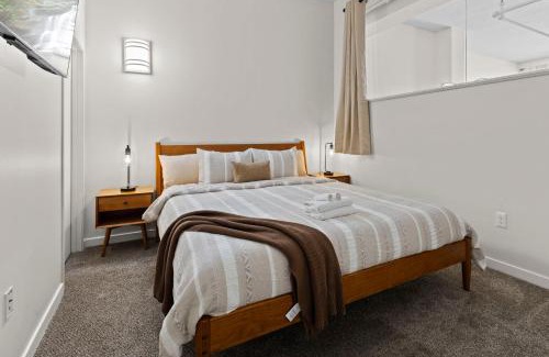 Mile Square Apartment | Indy Urban Nest - Sleeps 8 - Skywalk Access - Convention Center