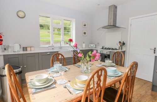 High Peak House | INGLEDENE, pet friendly, with a garden in Chinley