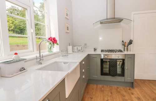 High Peak House | INGLEDENE, pet friendly, with a garden in Chinley
