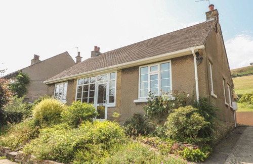 High Peak House | INGLEDENE, pet friendly, with a garden in Chinley