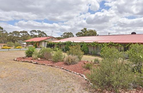 Inglewood Hotel | Inglewood Motel and Caravan Park Victoria
