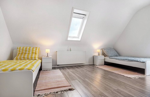 Hildesheim District House | Inn 'Haus Am Garten' with Private Terrace, Garden and Balcony