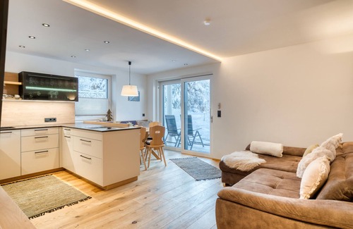 Sistrans Apartment | INN Sun Apartment