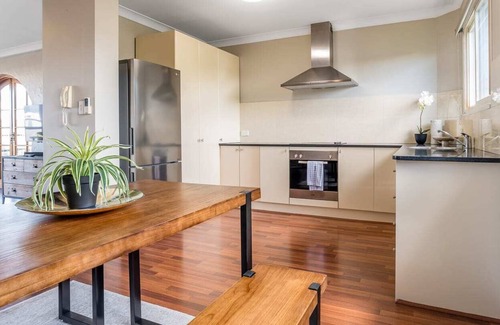 Indooroopilly Apartment | Inner City Pad / Indooroopilly
