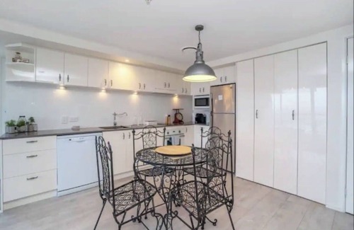 Surfers Paradise Apartment | Inspiring canal 2BR Chevron Renaissance