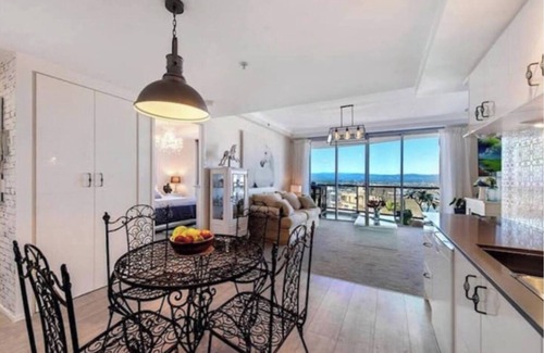 Surfers Paradise Apartment | Inspiring canal 2BR Chevron Renaissance