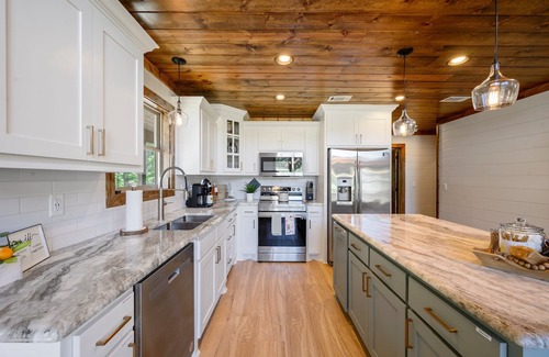 Broken Bow Cabin | Insta-Worthy Cabin w/Heated Pool/Hot Tub/Arcade/Slide/Foosball/Swings/Fire Pit