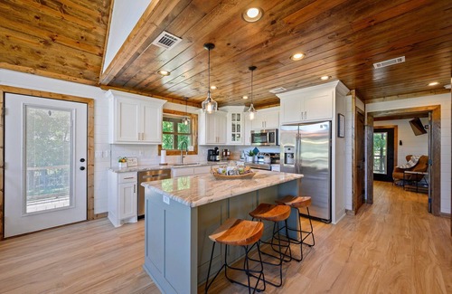 Broken Bow Cabin | Insta-Worthy Cabin w/Heated Pool/Hot Tub/Arcade/Slide/Foosball/Swings/Fire Pit