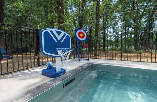 Broken Bow Cabin | Insta-Worthy Cabin w/Heated Pool/Hot Tub/Arcade/Slide/Foosball/Swings/Fire Pit